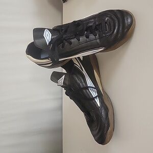 UMBRO Shoes Men's Size 10 Black and White a touch of Blue